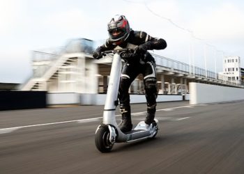 Conheça a scooter elétrica que quer bater recorde mundial com velocidade acima de 160 km/h