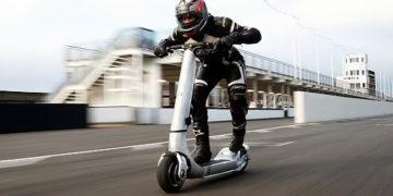 Conheça a scooter elétrica que quer bater recorde mundial com velocidade acima de 160 km/h