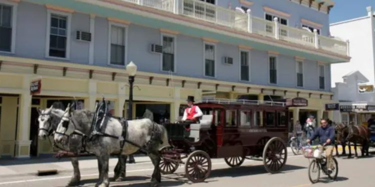 A ilha americana que proibiu carros e usa cavalos até para coleta de lixo
