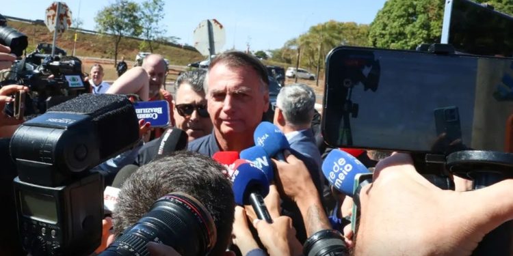 Bolsonaro com tornozeleira: decisão do STF bomba nas redes sociais e lidera buscas no Google nesta sexta