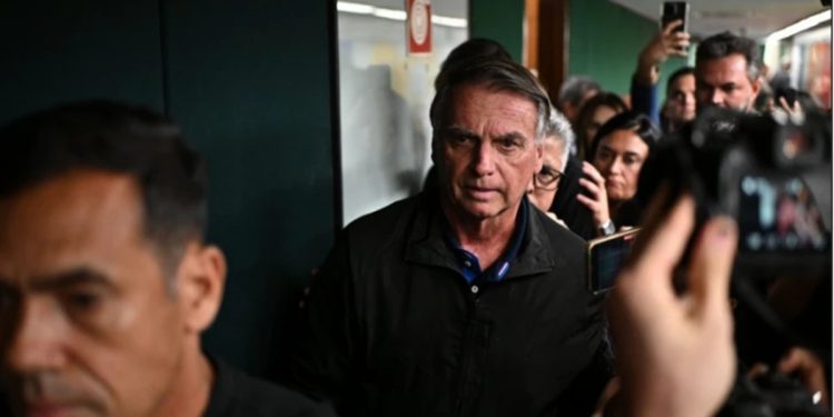 Bolsonaro pode ser preso por aparecer em rede social do filho?