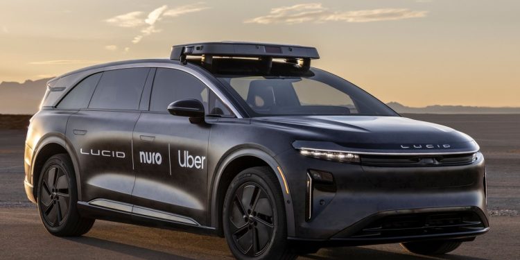 Chega em 2026: Novo plano de robotáxis da Uber envolve 20 mil veículos elétricos da Lucid