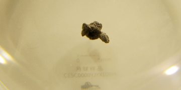 China cria tecnologia para extrair água da Lua e transformá-la em oxigênio e combustível