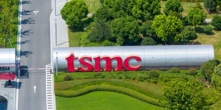 Com alta demanda de IA, valor de mercado da TSMC, que fornece chips para Apple e Nvidia, ultrapassa US$ 1 trilhão