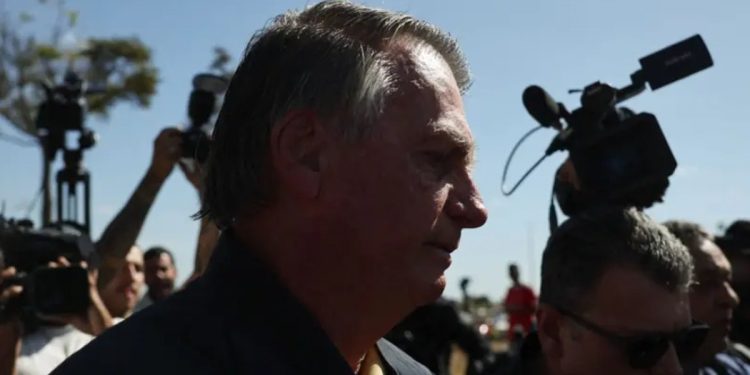 Como é e para que serve a tornozeleira eletrônica de Bolsonaro