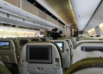 Como viajantes de elite evitam o jet lag e o que você pode aprender com eles para sobreviver às muitas horas de voo