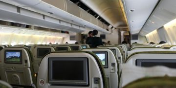 Como viajantes de elite evitam o jet lag e o que você pode aprender com eles para sobreviver às muitas horas de voo