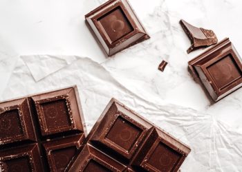 Está liberado comer chocolate todos os dias, mas só se for o amargo e em pequenas quantidades; entenda por quê