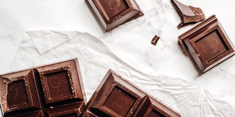 Está liberado comer chocolate todos os dias, mas só se for o amargo e em pequenas quantidades; entenda por quê