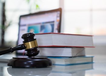 Juiz dos EUA anula decisão após advogado apontar erros e citações falsas geradas por IA