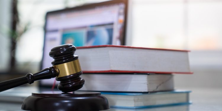 Juiz dos EUA anula decisão após advogado apontar erros e citações falsas geradas por IA