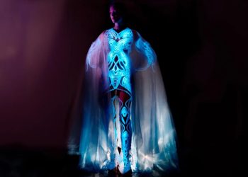 Moda viva: estilista cria vestido com 125 milhões de microalgas que se iluminam quando tocadas