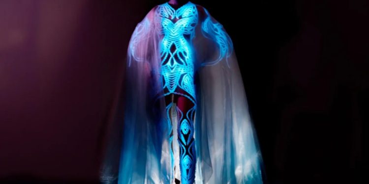 Moda viva: estilista cria vestido com 125 milhões de microalgas que se iluminam quando tocadas