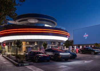 O diner de Musk: Tesla abre restaurante drive-in em Hollywood com 80 estações de recarga e estilo retrô