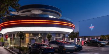 O diner de Musk: Tesla abre restaurante drive-in em Hollywood com 80 estações de recarga e estilo retrô