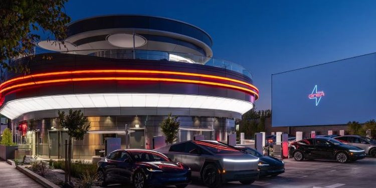 O diner de Musk: Tesla abre restaurante drive-in em Hollywood com 80 estações de recarga e estilo retrô