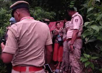 O misterioso caso da mulher russa que vive em caverna da Índia com as filhas pequenas