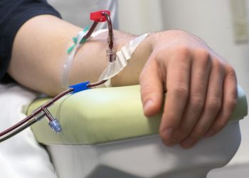 Orlando Bloom fez: por que polêmico procedimento para eliminar microplásticos do sangue pode não ser eficaz
