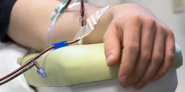 Orlando Bloom fez: por que polêmico procedimento para eliminar microplásticos do sangue pode não ser eficaz