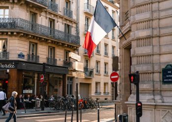 Primeiro-ministro francês propõe eliminar feriados para ajudar a conter dívida pública