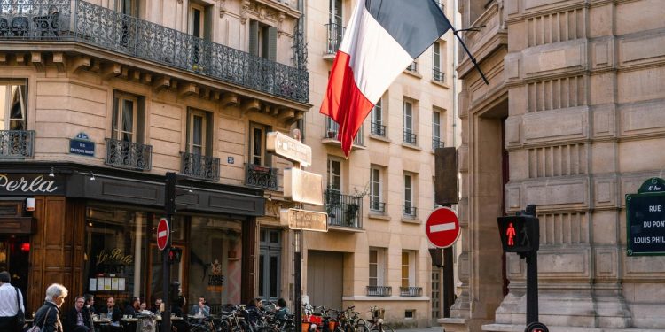 Primeiro-ministro francês propõe eliminar feriados para ajudar a conter dívida pública
