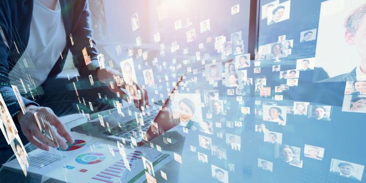 Quando a inteligência artificial vira entrevistadora: jornalista participa de seleção com avatar e é reprovada