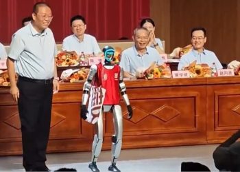 Robô humanoide 'se forma' no ensino médio chinês, como símbolo do avanço da automação no país; confira vídeo