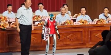 Robô humanoide 'se forma' no ensino médio chinês, como símbolo do avanço da automação no país; confira vídeo