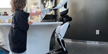 Servir, fritar e descascar: robôs começam a transformar a experiência nos restaurantes