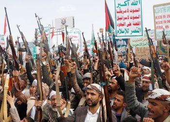 Traficantes de armas ligados aos Houthis vendem rifles e granadas pelo X e WhatsApp, diz relatório