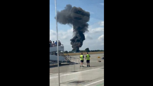 Avião explode após decolar no aeroporto de Londres e assusta famílias