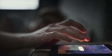 Aperta o botão soneca na hora de acordar? Ciência mostra que adiar despertador não traz energia nem descanso real