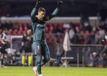 Vasco divulga exame que mostra contusão em Léo Jardim, expulso por cera