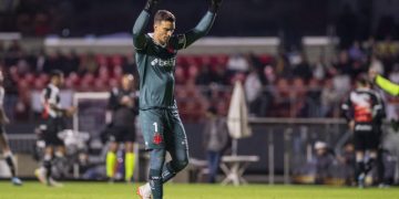 Vasco divulga exame que mostra contusão em Léo Jardim, expulso por cera