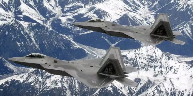 Fragilidade inesperada: Suor de pilotos ameaça desempenho do caça F-22, avaliado em R$ 831 milhões; entenda
