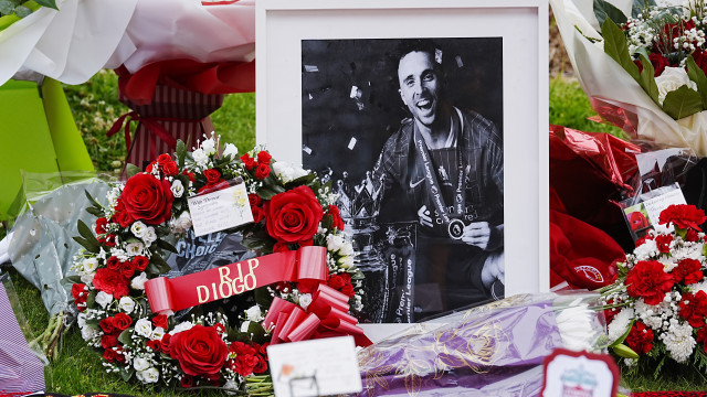 Luto em Anfield: Liverpool presta tributo a Diogo Jota com memorial; veja