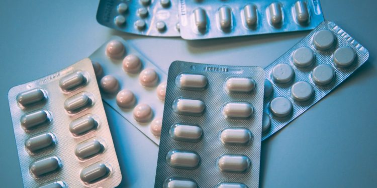 Mais de 36 milhões de moléculas teóricas projetadas: MIT usa IA para criar antibióticos contra superbactérias