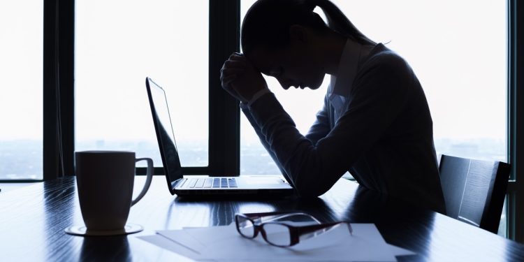 Metade dos profissionais vive estressada: confira 5 hábitos para transformar pressão em bem-estar no trabalho