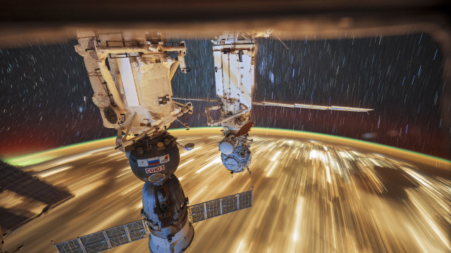 “Caminho dourado”: astronauta revela foto impressionante da Terra à noite