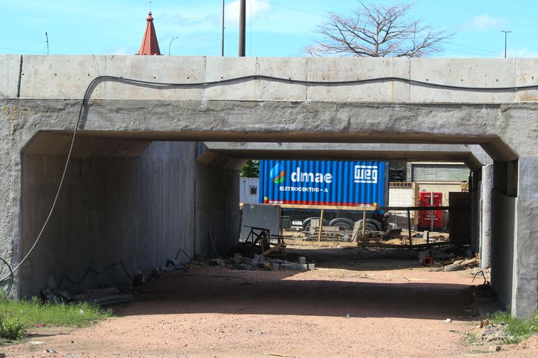 Porto Alegre (RS), 01/05/2025 – Uma das 14 comportas e casa de bomba de drenagem de água, que cercam o rio Guaíba em manutenção. Ha um ano o estado foi atingido por temporais que afetou mais de 400 municípios gaúchos, tiveram bairros inteiros alagados. A maior tragédia climática da história, deixou pelo menos 147 mortos e afetou mais de 2,1 milhões de pessoas.Foto: Joédson Alves/Agência Brasil