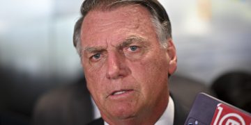 Ex-presidente Bolsonaro é alvo de operação da Polícia Federal sob ordem do STF