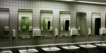 Acha que o assento é o pior? Estudos mostram que portas e descargas são campeãs de germes em banheiros públicos