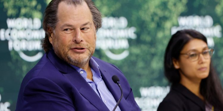 CEO da Salesforce diz que empresa cortou 4 mil cargos de suporte devido a agentes de IA