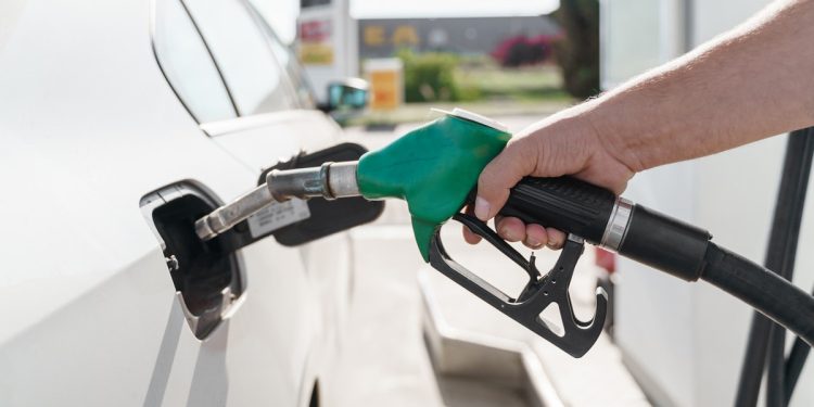 Do lixo ao tanque: com 95% de eficiência, cientistas transformam plástico em gasolina em uma única etapa