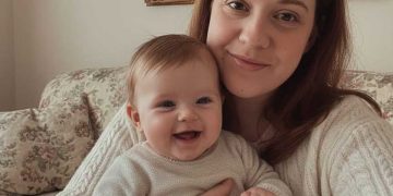 Foto trend do Gemini: como criar uma selfie retrô segurando sua própria versão bebê