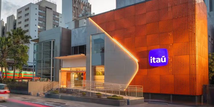 Itaú promove demissões por baixa produtividade no trabalho remoto
