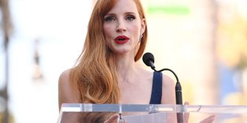 Jessica Chastain critica Apple pelo adiamento da estreia de 'The Savant', série sobre grupos extremistas nos EUA