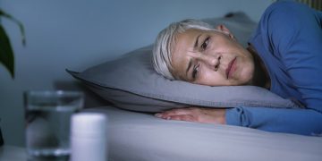 Luz do dia, rotina e alimentação: o que a ciência diz sobre dormir bem