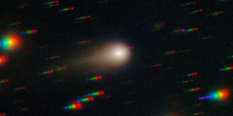 Telescópios revelam comportamento 'profundamente estranho' do misterioso objeto interestelar 3I/ATLAS