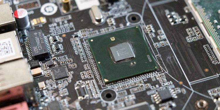 Trump considera tarifar eletrônicos estrangeiros com base no número de chips, diz Reuters